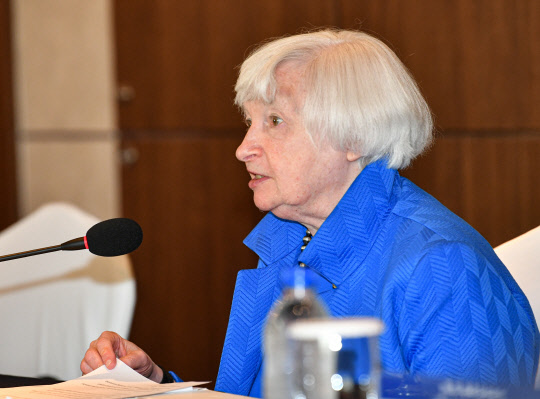 재닛 옐런 미 재무장관(사진)이 "현재 미국 경제는 경기침체가 아니다"라고 단언하면서 26~27일(현지시간)로 예정된 연준의 기준금리 결정에 관심이 모아지고 있다. 연합뉴스